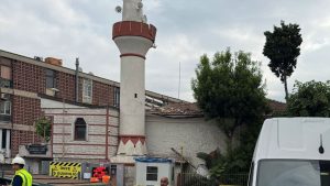 Fatih’te korkutan kaza: Vincin çarptığı minare yıkıldı