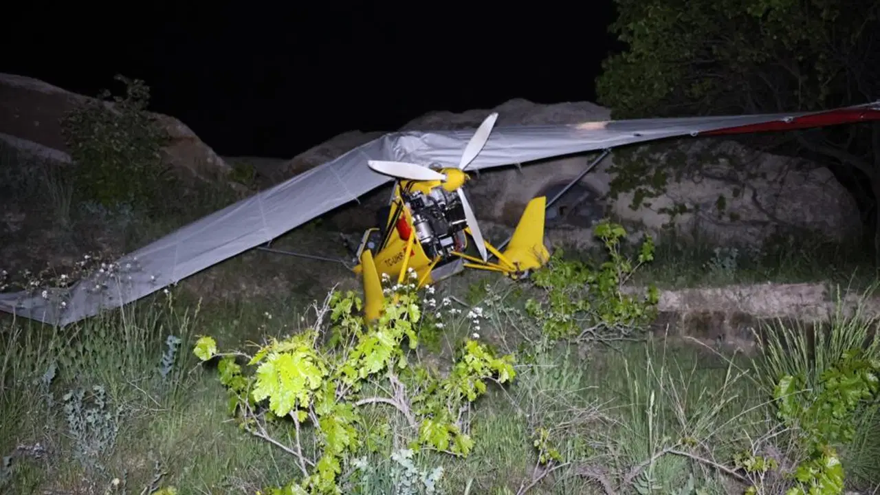 Kapadokya’da ‘microlight’ zorunlu iniş yaptı: Pilot ve yolcu yaralandı