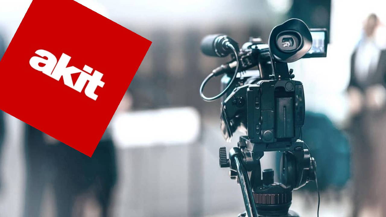Yeni Akit 'fondaş' diye hedef aldı, Murat Ağırel 'etkin pişman' sponsorluğuyla yanıt verdi