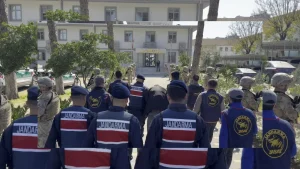 Annesini odunla başına vurup öldürmüştü.. Arkadaşı da tutuklandı