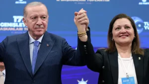 CHP'li Asu Kaya'dan AKP'ye geçen Burcu Köksal'a sert tepki: ‘Dün 'hırsız' dediklerinin bugün elini öptün’