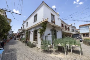Alaçatı’da tabeladan tenteye kadar ortak tasarım dönemi