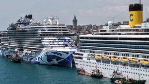 İstanbul Boğazı’nda yüzen şehirler: 4 dev gemi aynı anda limanda