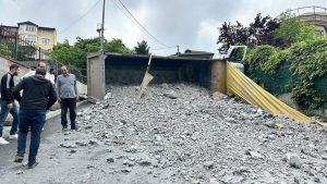 Sarıyer’de kontrolden çıkan kamyon devrildi: Sürücü yaralandı