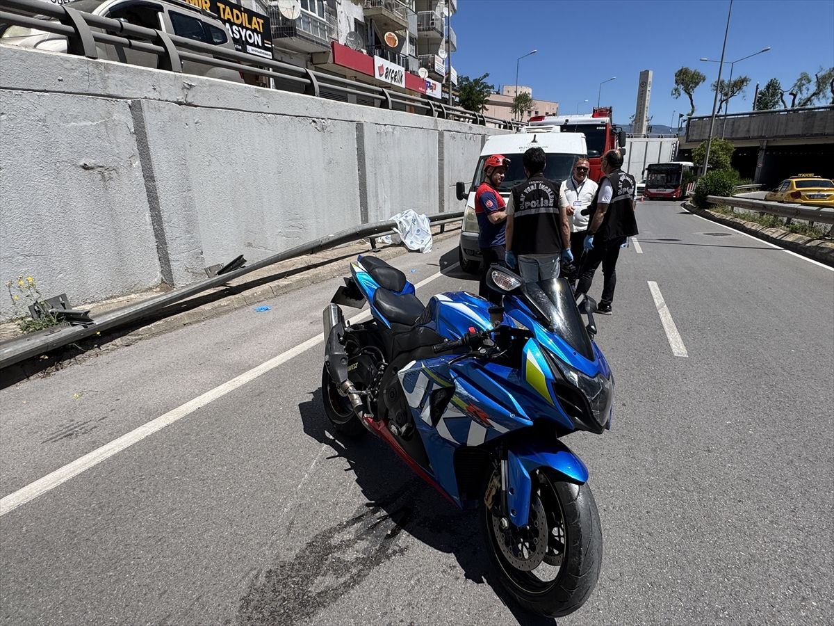 İzmir’de bariyerlere çarpan motosikletin sürücüsü hayatını kaybetti