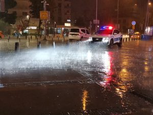 İzmir'de Şiddetli Sağanak Hayatı Olumsuz Etkiledi