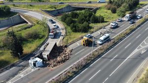 Tekirdağ Çorlu’da odun yüklü TIR devrildi: 1 yaralı