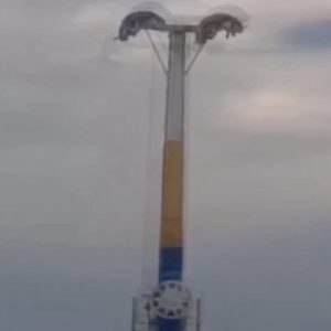 Lunaparkta arızalanan oyuncakta baş aşağı mahsur kaldılar