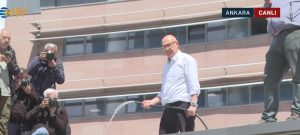 CHP'li Mahmut Tanal, elinde hortumla güvenlik kulübesine çıktı
