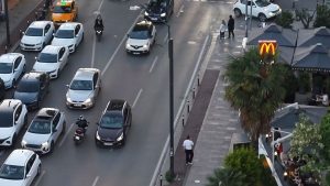 İstanbul’da tehlikeli kaçış: Motosikletli sürücü kaldırımdan dönüp ters yola girdi