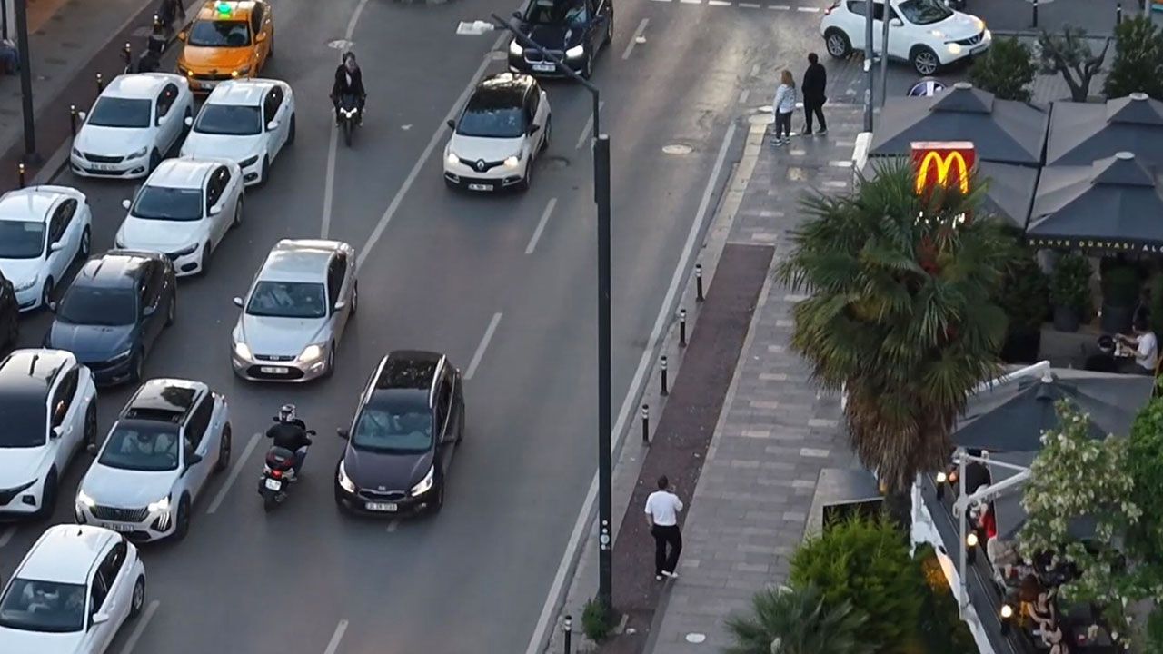 İstanbul’da tehlikeli kaçış: Motosikletli sürücü kaldırımdan dönüp ters yola girdi