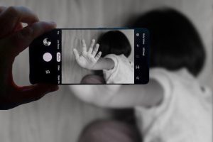 TikTok'ta 11 yaşındaki kızının müstehcen görüntülerini paylaşan anneye gözaltı