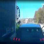 Çeşme'de arızalanan otomobilin güvenliğini sağlamaya çalışan askere TIR çarptı