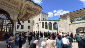 Vatandaşlar Fatih Sultan Mehmed Han’ın türbesine akın etti