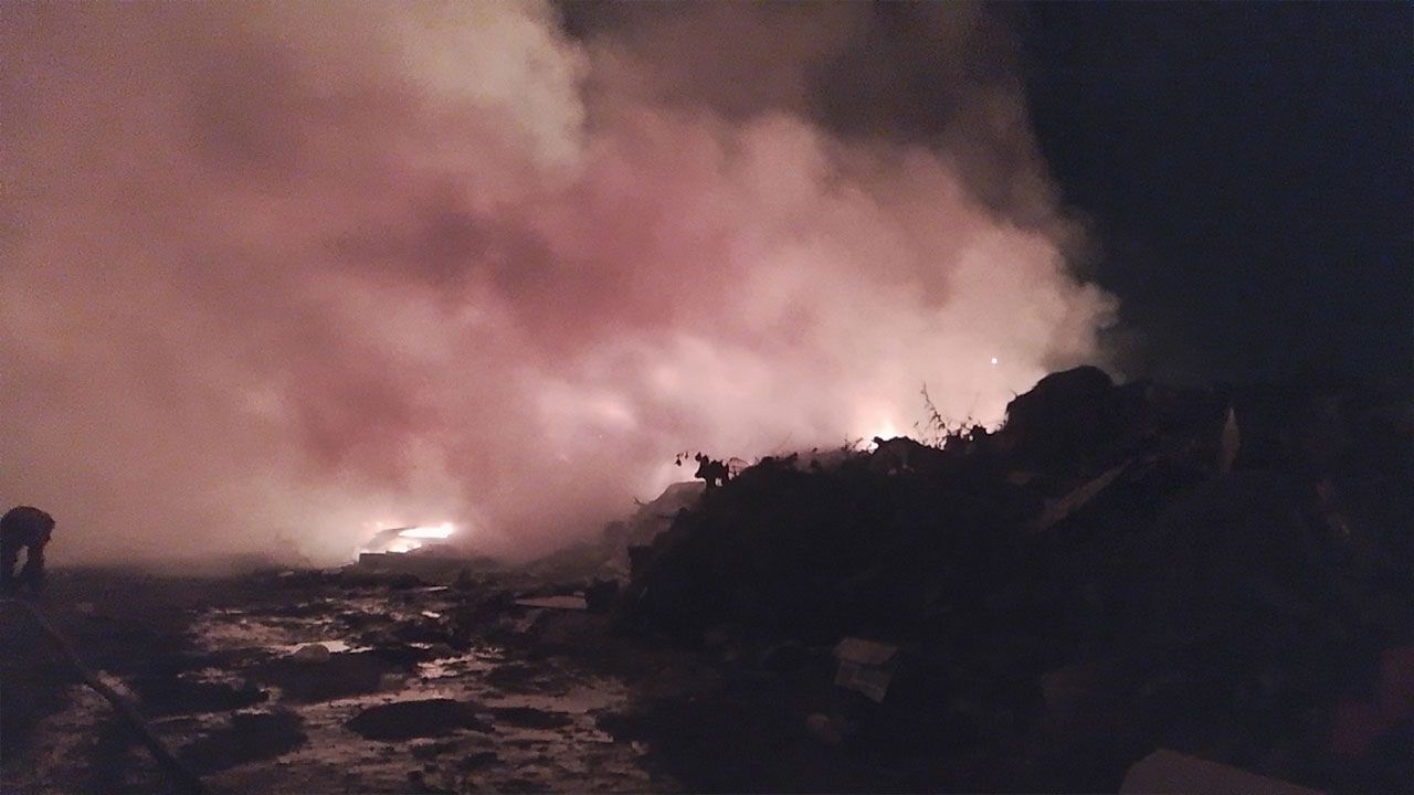 Silivri’de gece yarısı yangını: Çöp depolama alanı alev alev yandı