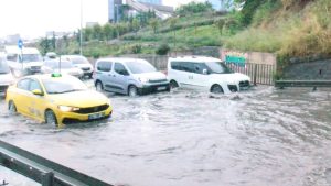 Maltepe’de tünelde su birikti, trafik durma noktasına geldi