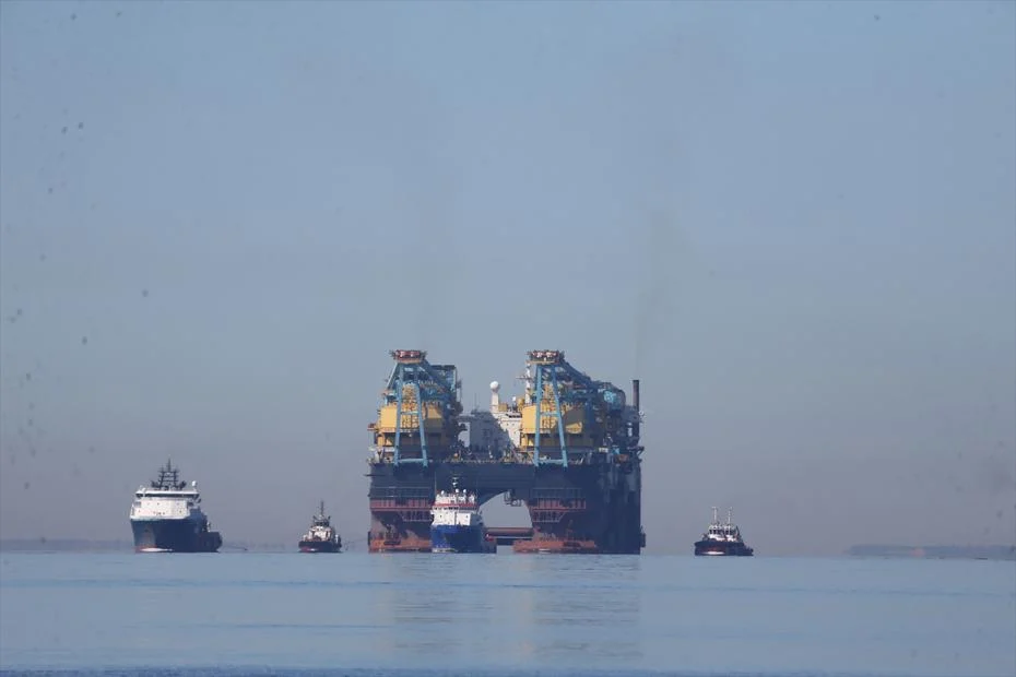 Dev vinç gemisi İstanbul Boğazı’ndan geçiyor. Boğaz gemi trafiğine kapatıldı