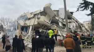Danıştay, depremde yıkılan Arı Apartmanı soruşturmasında kamu görevlilerinin itirazını reddetti