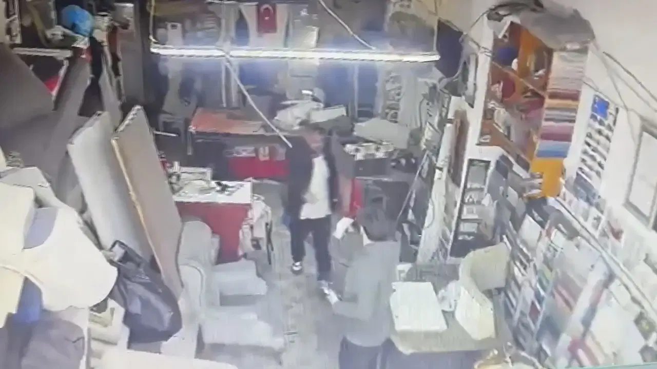 Yemek borcunu isteyen komşusunu silahla tehdit etti: 'Hepinizi vuracağım'