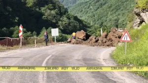 Trabzon-Bayburt kara yolunda heyelan... Ulaşıma kapandı