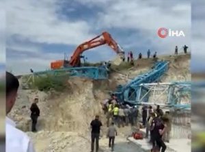 Arnavutköy’de korku dolu anlar! İnşaat şantiyesinde vinç devrildi: 2 ağır yaralı