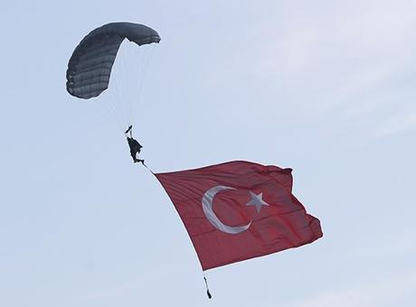 Kapadokya’da JÖAK paraşüt timi sıcak hava balonundan atladı