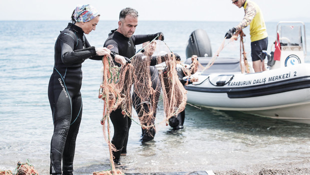 Karaburun’da çıkarıldı… 100 metrelik hayalet ağ