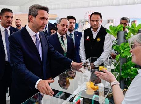 Enerji ve Tabii Kaynaklar Bakanı Bayraktar, Sıfır Atık Festivali'ndeki bakanlık standını ziyaret etti