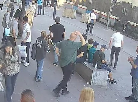 İstanbul'da 6 yaşındaki çocuk raylara düşüp tramvayın altında kalarak öldü