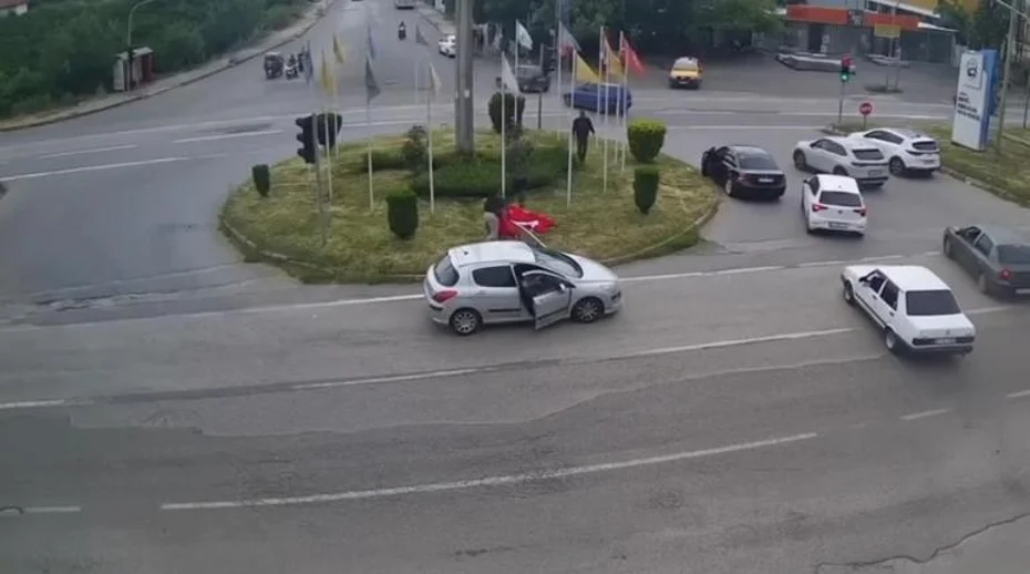 Anlamlı hareket: Türk bayrağını vatandaşlar korudu