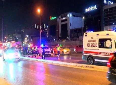 Bakırköy'de korkunç kaza! Elektrik direğine çarpan motosikletteki 2 kişi öldü