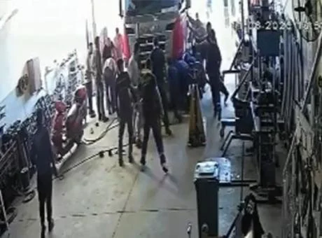 Tamir sırasında korkunç olay! Baba ve oğlu TIR'ın altında kaldı