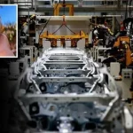 Otomotiv fabrikasında feci kaza! Banttan indirilen otomobil işçilerin arasına daldı: 1'i ağır, 3 yaralı