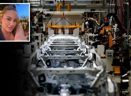 Otomotiv fabrikasında feci kaza! Banttan indirilen otomobil işçilerin arasına daldı: 1'i ağır, 3 yaralı