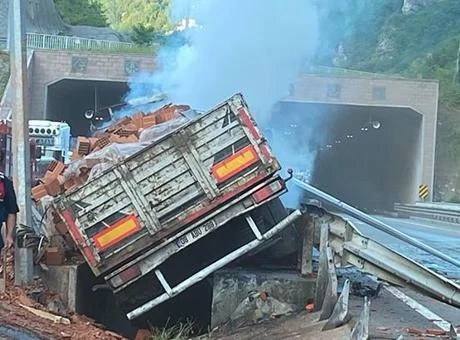 Trabzon'da bariyerlere çarpan kamyon yandı: 1 ölü