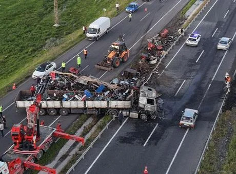 Erzurum'da bariyerlere çarpan tır alev aldı! Sürücü son anda kurtuldu