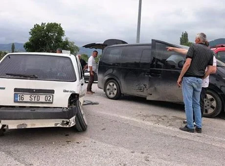 Bursa'da feci kaza! Minibüs ile otomobil çarpıştı: 3'ü çocuk 9 yaralı