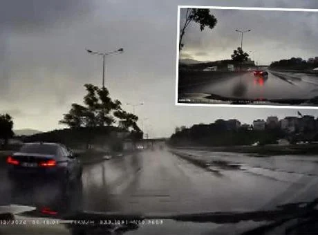 Maltepe D-100'de dehşet anları kamerada! Yağmurda kontrolden çıkan otomobil bariyere çarptı