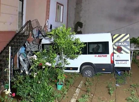 İstanbul'da feci kaza! Freni patlayan servis aracı evin bahçesine uçtu: 1 yaralı