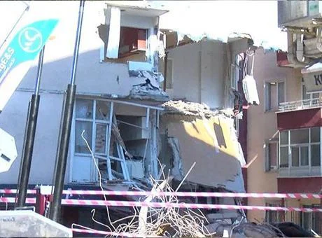 Güngören'de apartman yıkımı kabusa döndü! Bir anda çöktü, 2 bina tahliye edildi