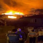 İstanbul Gaziosmanpaşa'da 3 gecekondu alev alev yandı