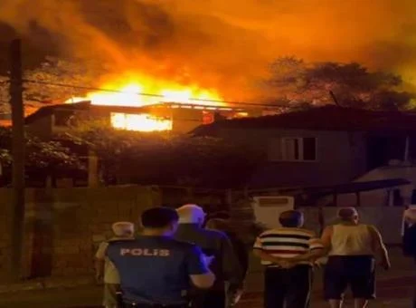 İstanbul Gaziosmanpaşa'da 3 gecekondu alev alev yandı
