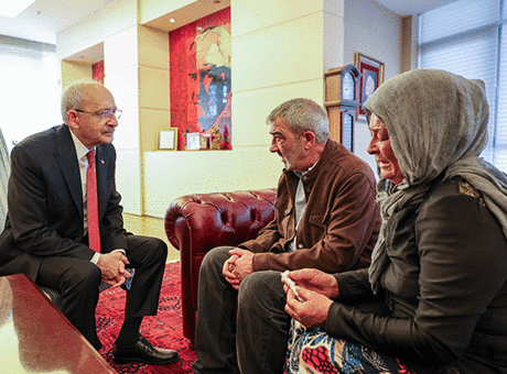 Kemal Kılıçdaroğlu, Altındağ İlçe Başkanlığının eski binasında kalan Kolukısa çiftini kabul etti
