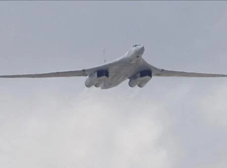 Rusya'da eğitim uçuşu yapan stratejik bombardıman uçağı düştü