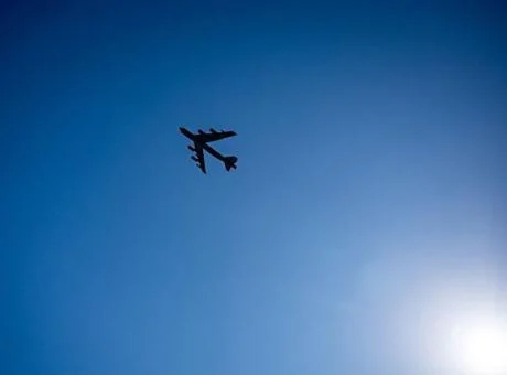ABD'de B-52 Stratofortress bombardıman uçağı kalkıştan kısa süre sonra düştü