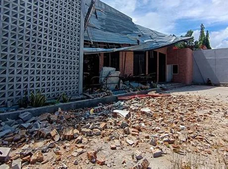 Endonezya'da 6.7 şiddetinde deprem! Çatılar çöktü, hastaneler tahliye edildi