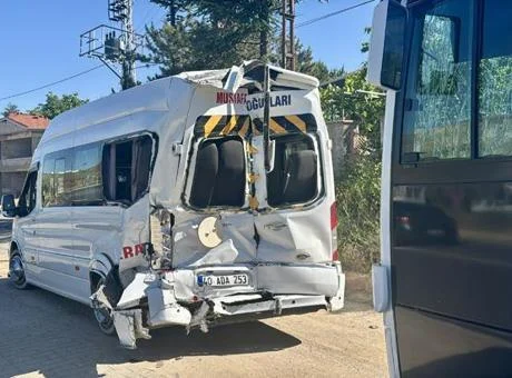 Kırşehir'de işçi servis midibüsü, minibüse çarptı: 42 yaralı
