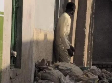 Mahallenin kabusu oldu! Evinden 50 çuval insan dışkısı çıktı: 'Artık dayanamıyoruz'