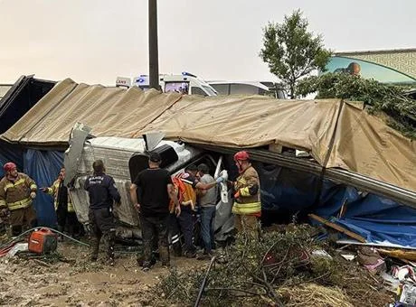 Manisa’da üç aracın karıştığı zincirleme kaza: 2 ölü, 4 yaralı