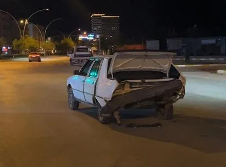 Çorum’da Kırmızı Işıkta Bekleyen Araca Çarpıp Kaçan Sürücü Aranıyor
